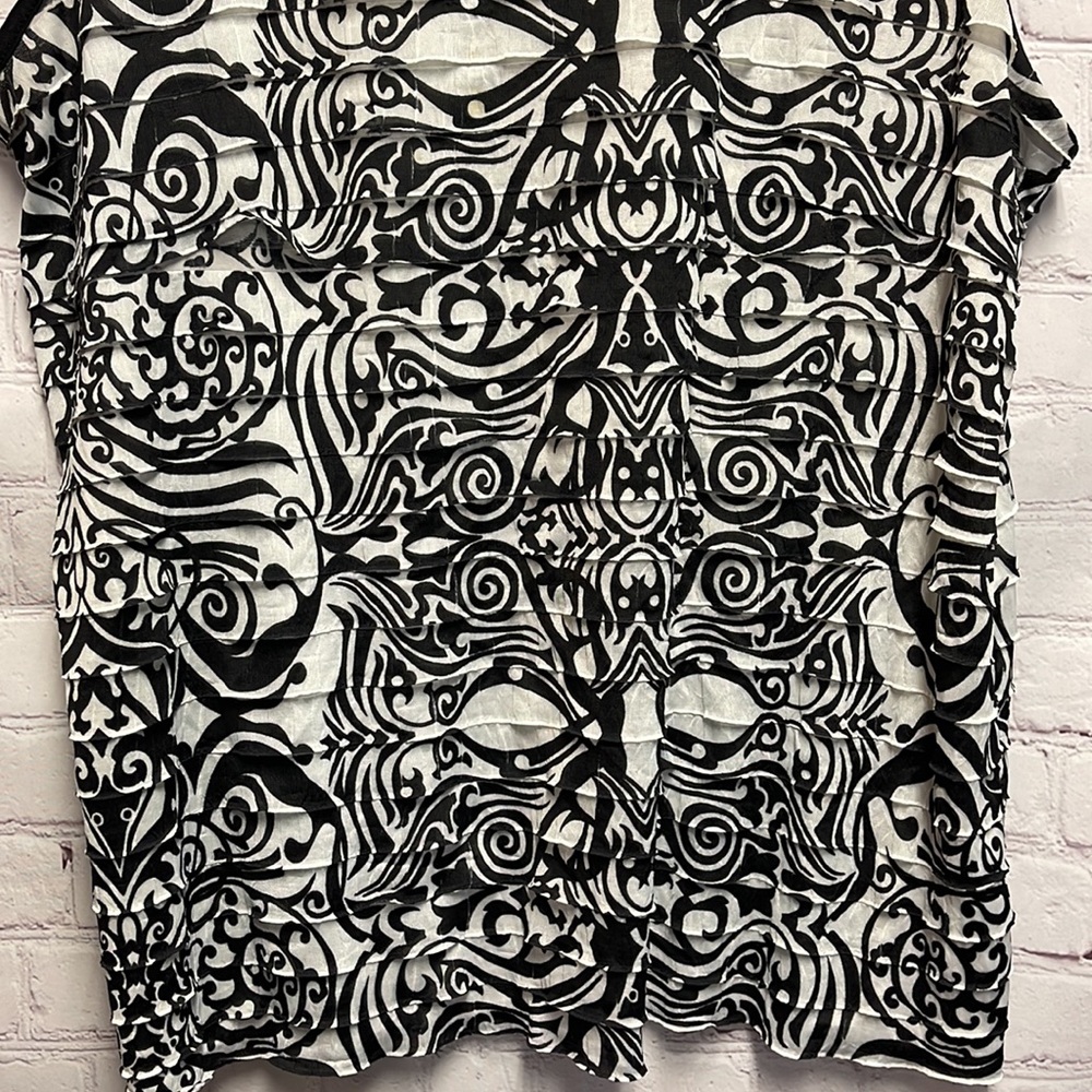 Plus Woman’s Sleeveless Blouse - Picture 11 of 11